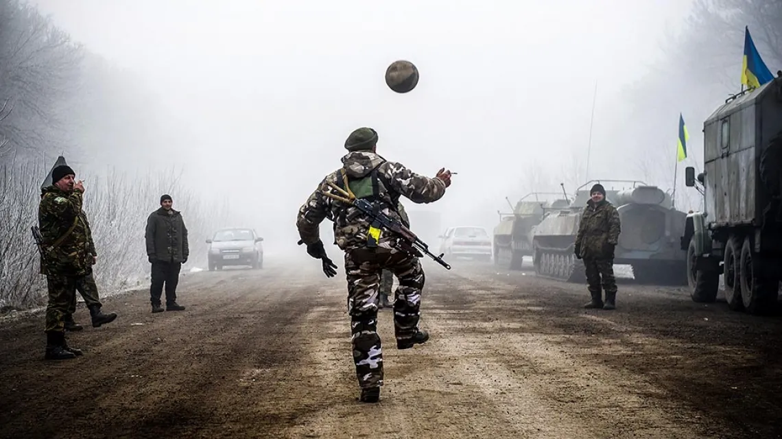 Ukraińscy żołnierze podczas postoju w drodze do Debalcewe, 14 lutego 2015 r.  / Fot. Volodymyr Shuvayev / AFP / EAST NEWS