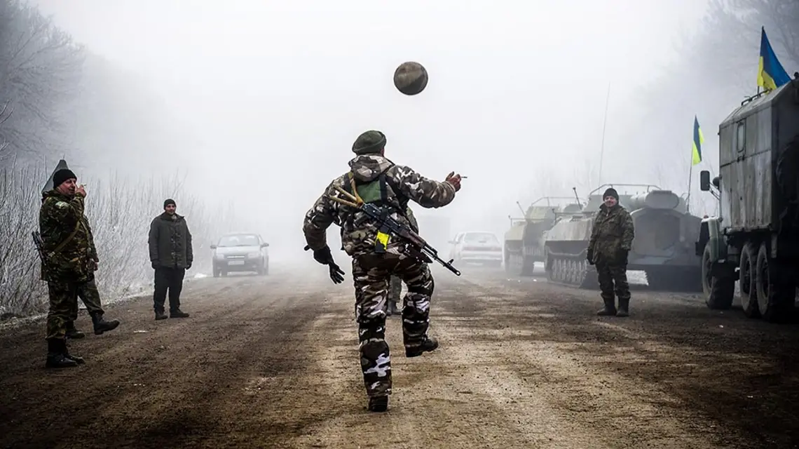 Ukraińscy żołnierze podczas postoju w drodze do Debalcewe, 14 lutego 2015 r. / Fot. Volodymyr Shuvayev / AFP / EAST NEWS