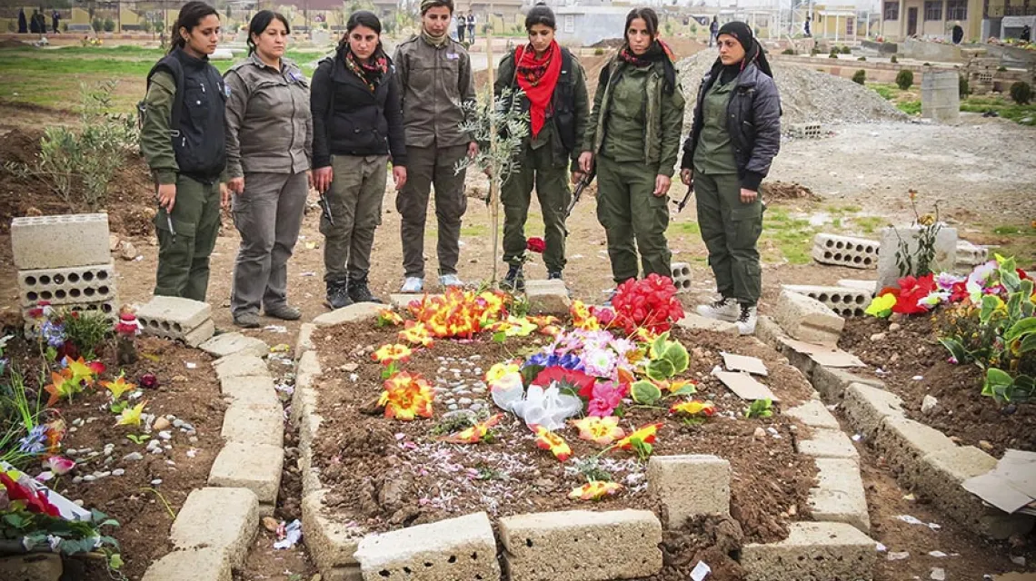 Cmentarz kurdyjskich żołnierzy i żołnierek poległych w walce z Państwem Islamskim, Qamiszlo w północnej Syrii, 2015 r. / Fot. Witold Repetowicz