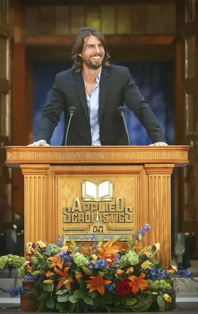 Aktor Tom Cruise podczas otwarcia centrum szkoleniowego, propagującego metody L. Rona Hubberda. St. Louis w stanie Missouri, 2003 r. / Fot. Mark Mainz / GETTY IMAGES