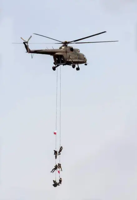 Pokaz działań antyterrorystycznych oddziału „Formoza” przy wejściu do gdyńskiego portu, czerwiec 2013 r. / Fot. Marek Michalak / EAST NEWS