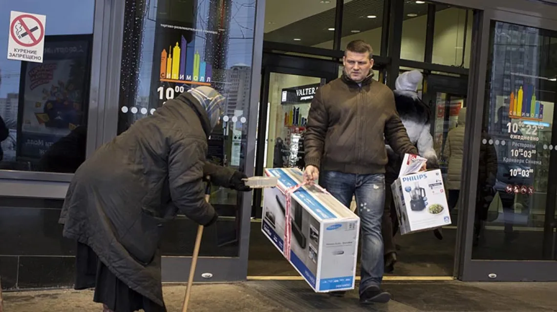 Spadający kurs rubla sprawia, że Rosjanie masowo wykupują towary. Na zdjęciu: przed hipermarketem w Sankt Petersburgu, grudzień 2014 r. / Fot. Dmitry Lovetsky / AP / PAP
