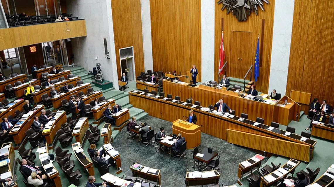 Parlament austriacki głosuje kontrowersyjną ustawę o religii islamskiej, Wiedeń, 25 lutego 2015 r. / Fot. Hasan Tosun / AFP / EAST NEWS