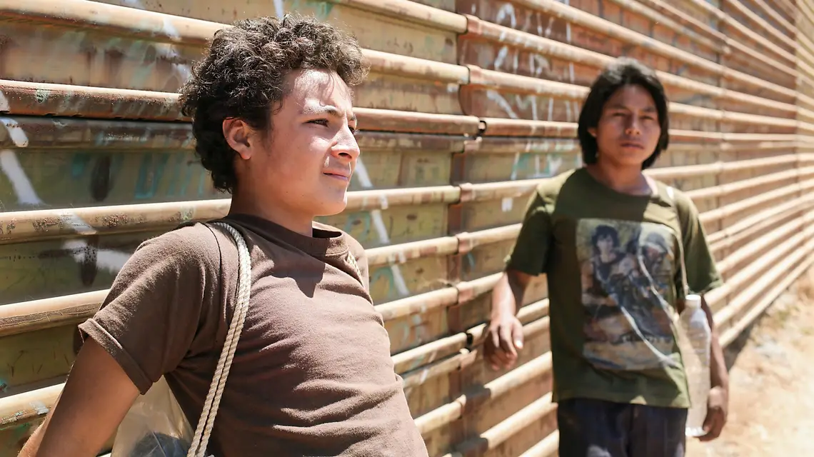 Brandon López jako Juan i Rodolfo Domínguez jako Chauk w filmie „Złota klatka” / Fot. Materiały prasowe