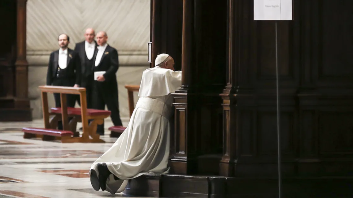 Franciszek spowiada się przed rozpoczęciem nabożeństwa pokutnego w Bazylice św. Piotra, 13 marca 2015 r. / Fot. Alessandro Bianchi / AFP / EAST NEWS