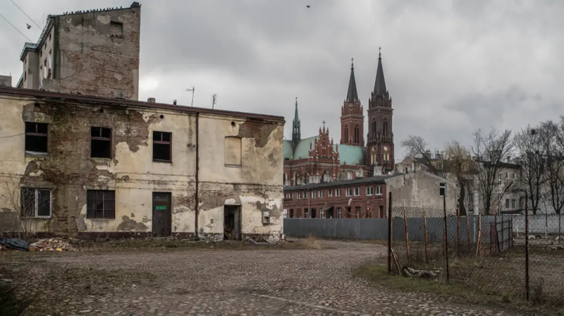 Stare Bałuty, jedna z najbardziej zapomnianych dzielnic Łodzi. Pełno tu zaniedbanych kamienic, opuszczonych zakładów przemysłowych i warsztatów. / Fot. Filip Springer