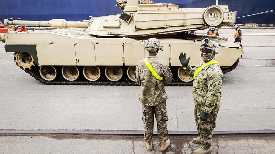 Amerykańscy żołnierze wyładowują czołg Abrams w porcie w Rydze, 9 marca 2015 r. / Fot. Ints Kalnins / REUTERS / FORUM