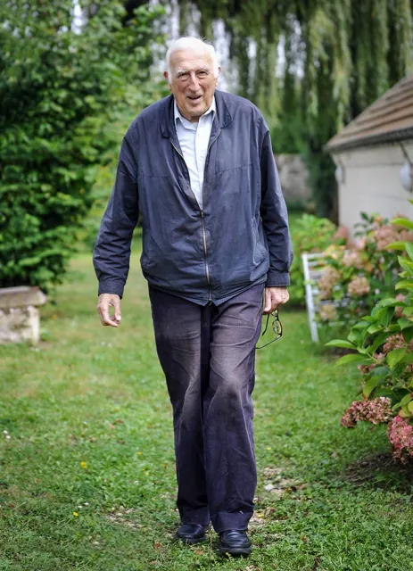 Tegoroczny laureat Nagrody Templetona Jean Vanier przed swoim domem w Trosly-Breuil (Francja), 2014 r. / Fot. Tiziana Fabi / AFP / EAST NEWS