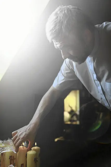 O. Edward Konkol podczas akcji wielkanocnej w Stowarzyszeniu „Droga”, Białystok, 2013 r. / Fot. Marcin Onufryjuk / AGENCJA GAZETA