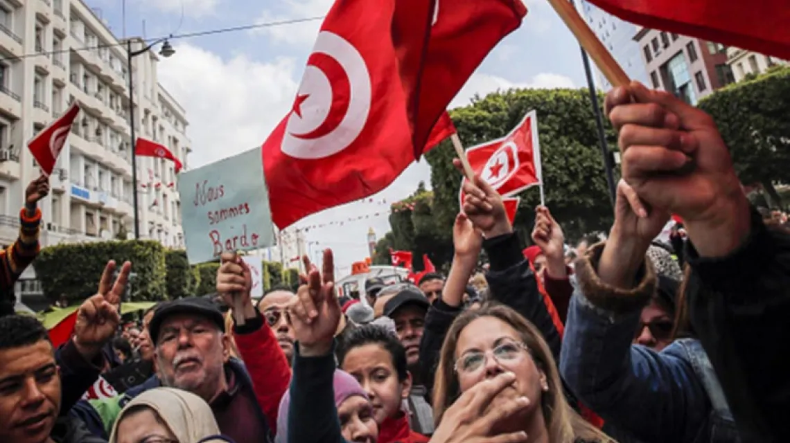 Demonstracje w Tunisie po masakrze w muzeum, 20 marca 2015 r. / Fot. Christophe Ena / AP / EAST NEWS
