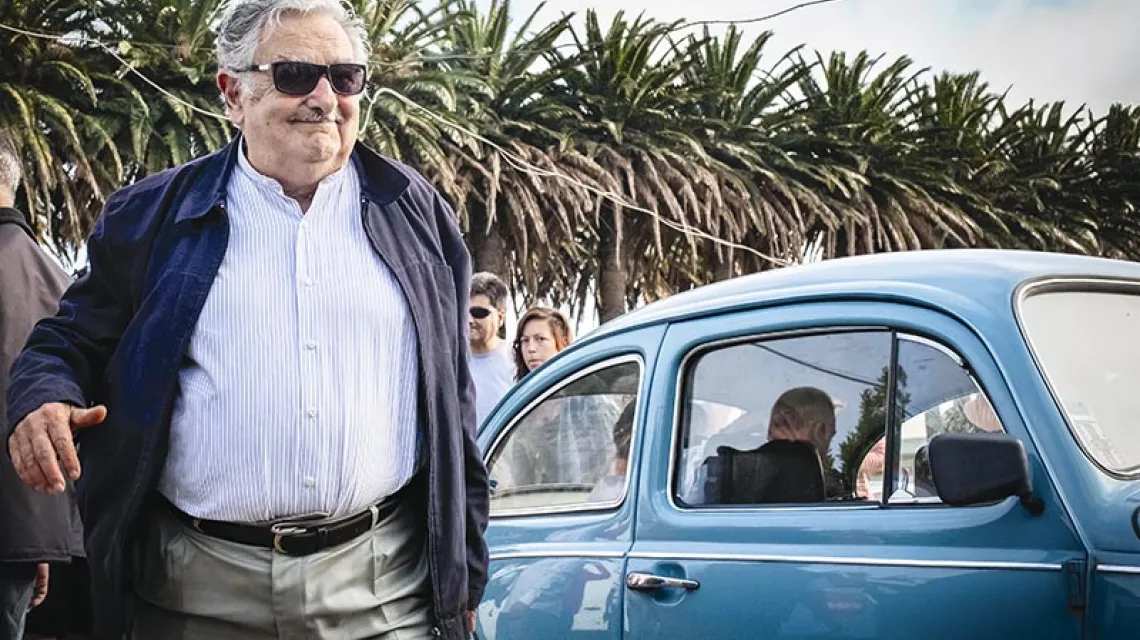 José Mujica jeszcze jako prezydent Urugwaju, obok jego słynny volkswagen garbus, 2014 r.  / Fot. Cťsar Dezfuli / DEMOTIX / CORBIS