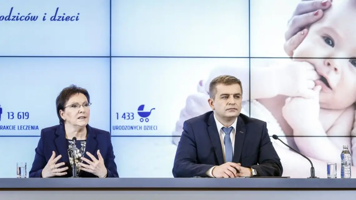 Premier Ewa Kopacz i minister zdrowia Bartosz Arłukowicz podczas ogłaszania rządowego planu w sprawie in vitro, Warszawa, 10 marca 2015 r. / Fot. Jerzy Dudek / FORUM