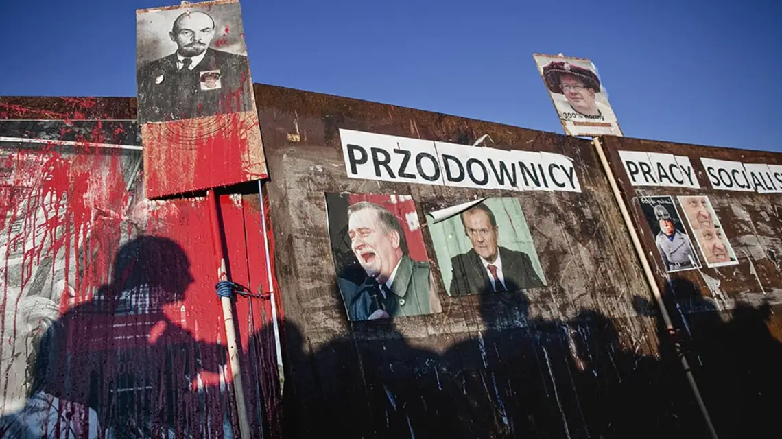 Protesty przed bramą Stoczni Gdańskiej po przywróceniu jej wyglądu z sierpnia 1980 r. i umieszczeniu napisu „imienia Lenina”, 17 maja 2012 r. / Fot. Łukasz Głowala / FORUM