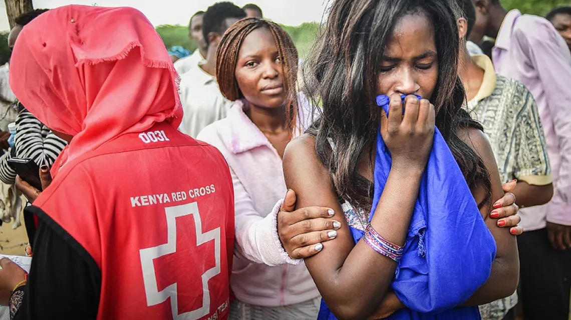 Ewakuacja studentów z kampusu w kenijskiej Garissie po ataku ekstremistów islamskich, w którym zginęło 147 osób, 2 kwietnia 2015 r. / Fot. Carl de Souza / AFP PHOTO / EAST NEWS