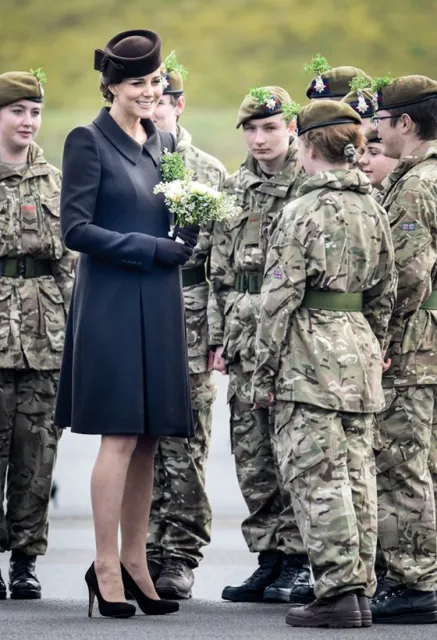 Ciężarna księżna Kate wśród kobiet-żołnierek z Gwardii Irlandzkiej w święto ich jednostki, Dzień św. Patryka, marzec 2015 r. / Fot. Facundo Arrizabalaga / EPA / PAP