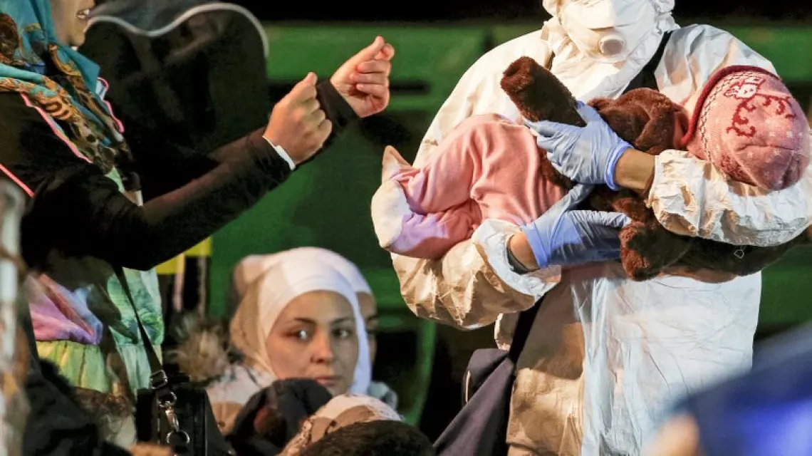 Uratowani z katastrofy migranci w sycylijskim porcie Pozzallo, 19 kwietnia 2015 r. / Fot. Alessandro Bianchi / REUTERS / FORUM