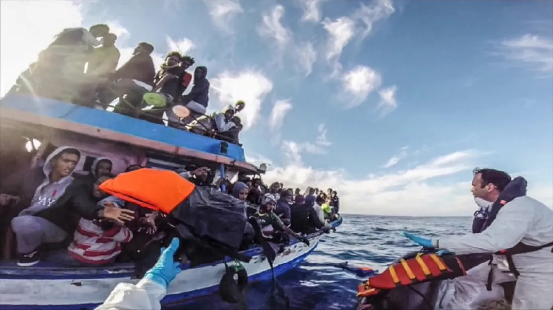 Operacja ratunkowa włoskiej straży przybrzeżnej u wybrzeży Sycylii, 13 kwietnia 2015 r. / Fot. Guardia Costiera / AFP / EAST NEWS