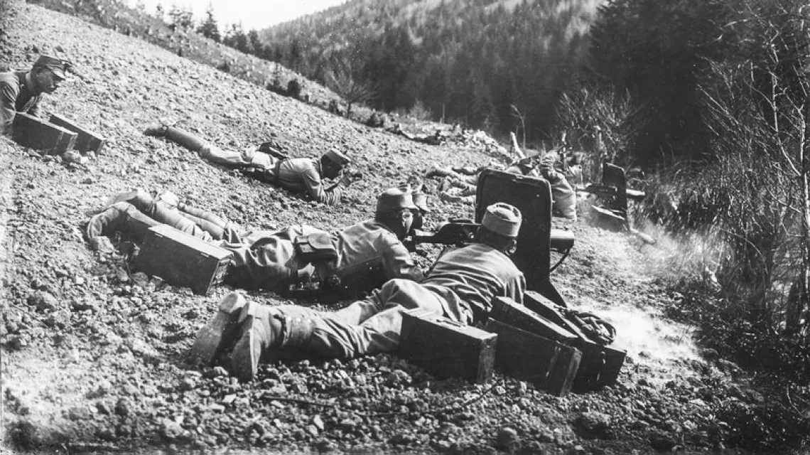 Pierwszy dzień ofensywy gorlickiej: żołnierze austriackiej 12. Dywizji Piechoty, zwanej „krakowską”, atakują wzgórze Pustki koło Łużnej, 2 maja 1915 r. / Fot. Zawatzky Alois / Narodowe Archiwum Cyfrowe