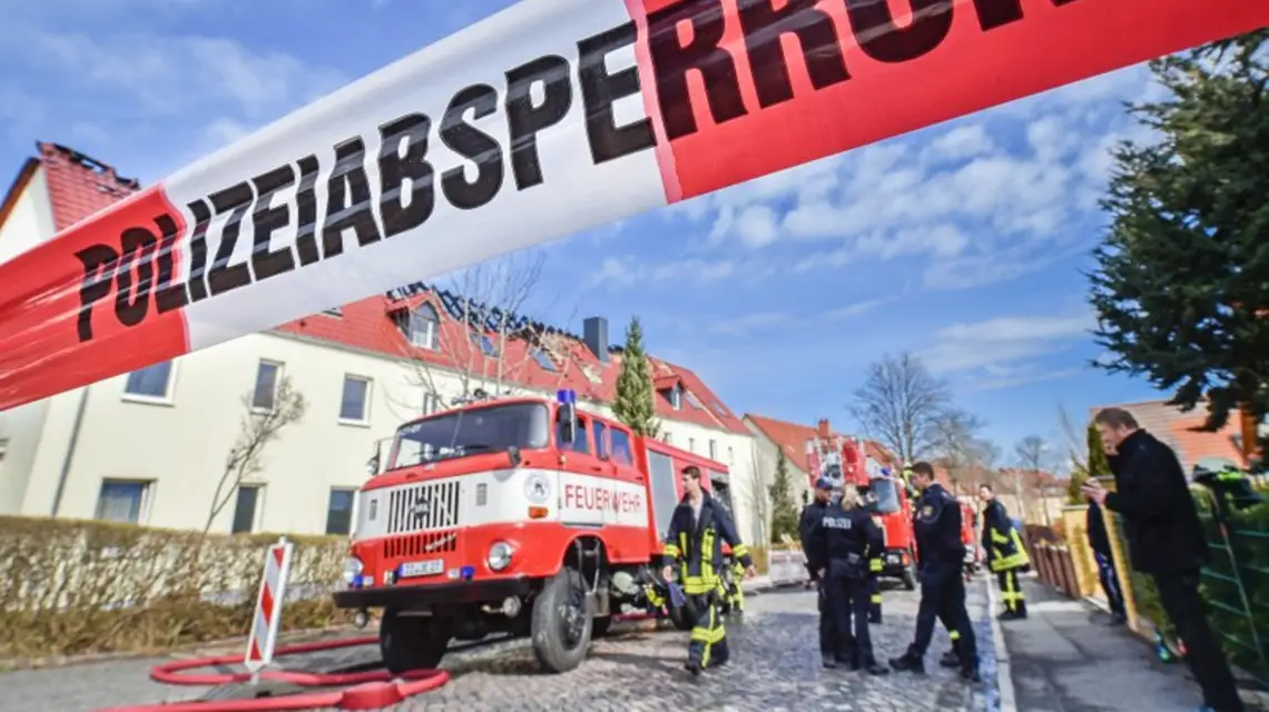 Za naszą zachodnią granicą coraz częściej podpalane są domy uchodźców. Na zdjęciu: po pożarze w Tröglitz, 4 kwietnia 2015 r. / Fot. Hendrik Schmidt / DPA / CORBIS