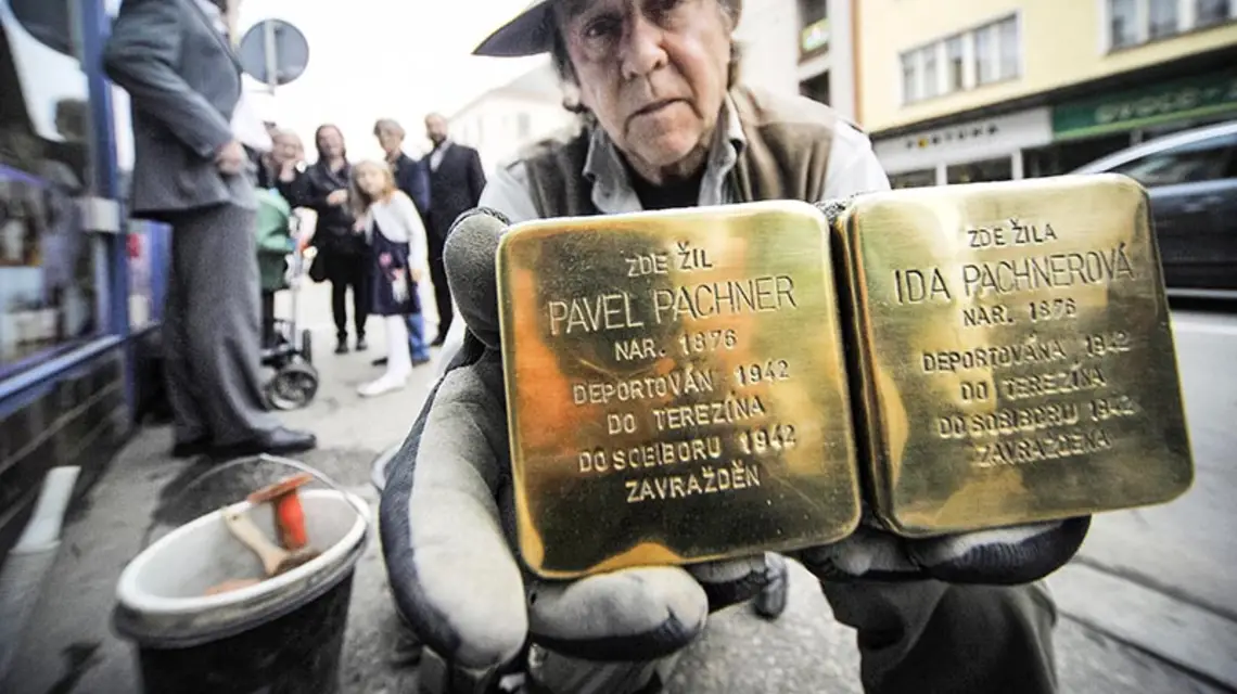 Gunter Demnig, autor projektu Stolpersteine / Fot. Lubos Pavlicek / CTK / PAP