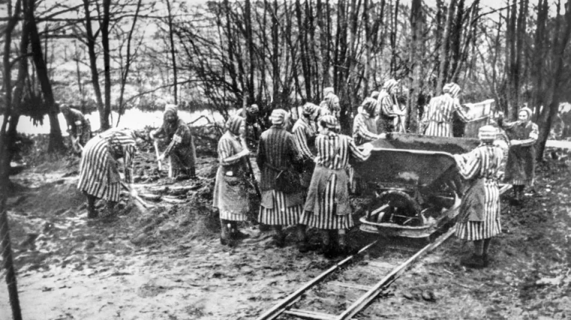 Więźniarki niemieckiego obozu koncentracyjnego w Ravensbrück, przełom 1943/44 r. / Fot. Ullstein Bild / GETTY IMAGES