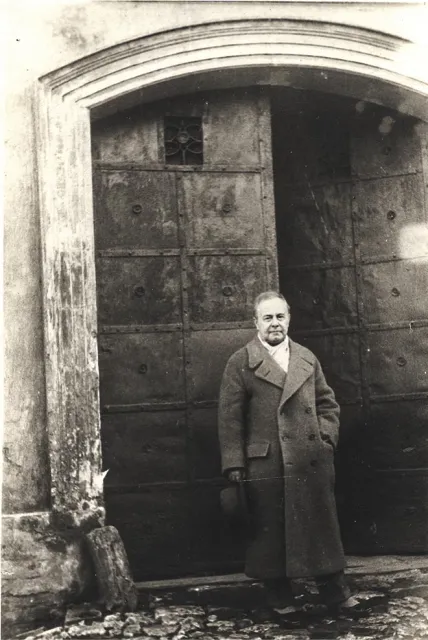W bramie przy ul. Kurniki 7, obok nieistniejącego już domu nr 5, w którym spędził pierwsze lata życia, 1935 r.  / Fot. The International Piano Archives, University of Maryland