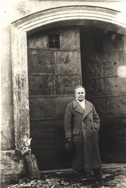 W bramie przy ul. Kurniki 7, obok nieistniejącego już domu nr 5, w którym spędził pierwsze lata życia, 1935 r. / Fot. The International Piano Archives, University of Maryland