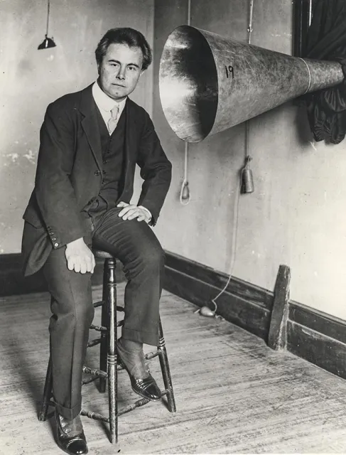 Hofmann przed tubą do nagrań akustycznych (przed wprowadzeniem mikrofonu), podczas sesji dla Columbii. Nowy Jork, 1912 r. / Fot. The International Piano Archives, University of Maryland