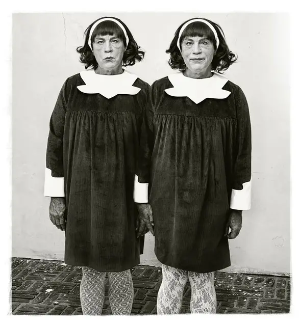 Sandro Miller, John Malkovich jako bliźniaczki z fotografii Diane Arbus, 2014 / Fot. Sandro Miller / DZIĘKI UPRZEJMOŚCI CATHERINE EDELMAN GALLERY, CHICAGO / ZACHĘTA NGS