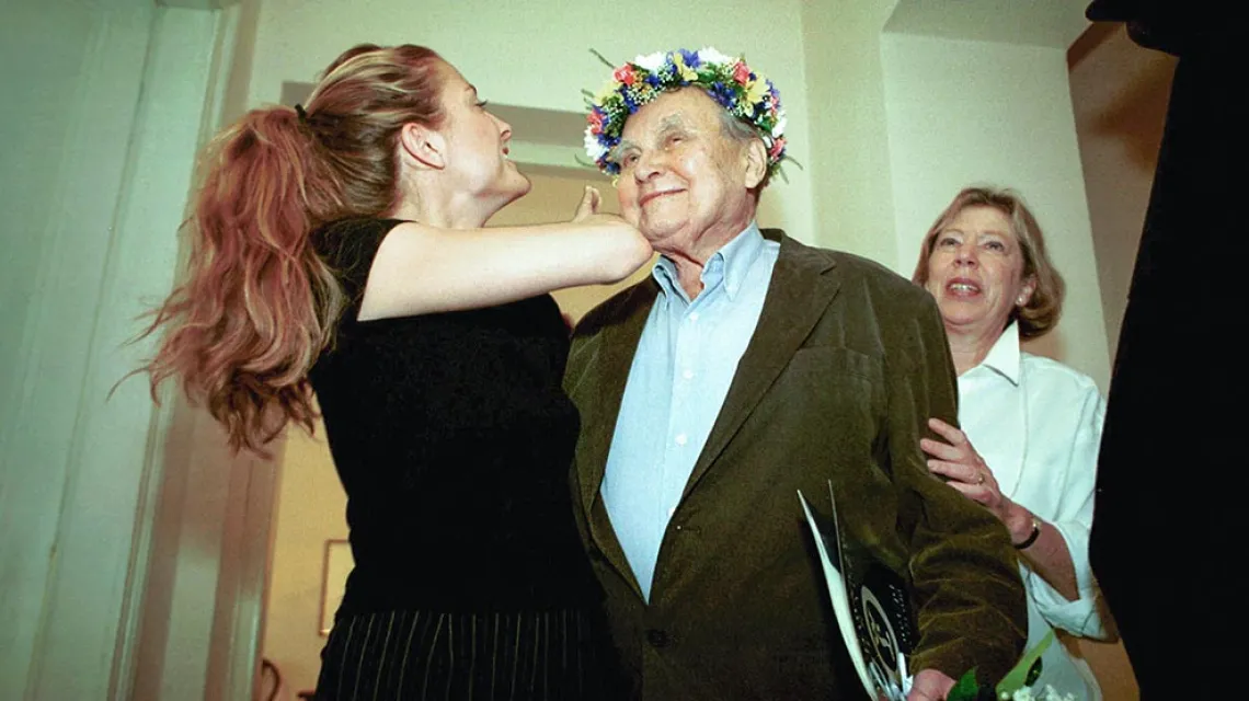 Z żoną Carol i wnuczką Erin na przyjęciu z okazji 90. urodzin, Kraków, 30 czerwca 2001 r. / Fot. Paweł Ulatowski / AGENCJA GAZETA