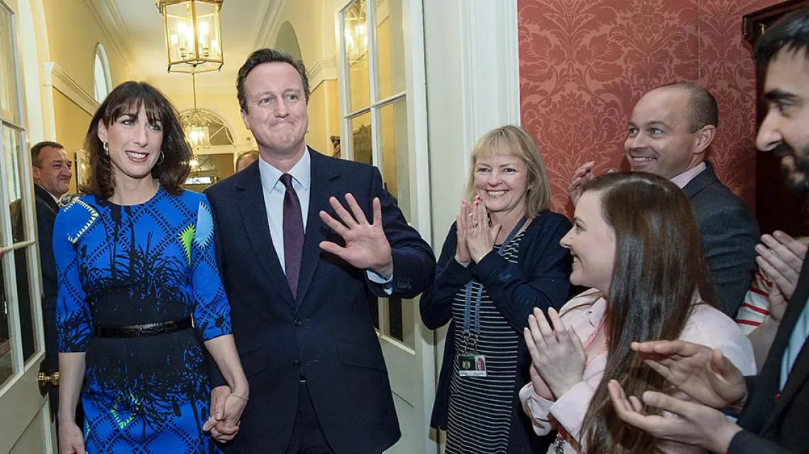Nieoczekiwany zwycięzca David Cameron z żoną Samanthą na Downing Street, 8 maja 2015 r. / Fot. Stefan Rousseau / AP / EAST NEWS