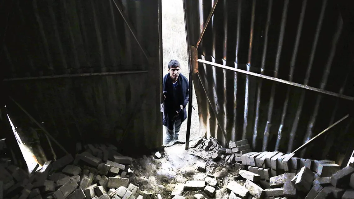 Nieczynna cegielnia w Suboticy, miejsce schronienia migrantów, grudzień 2014 r. / Fot. Darko Vojinovic / AP / EAST NEWS