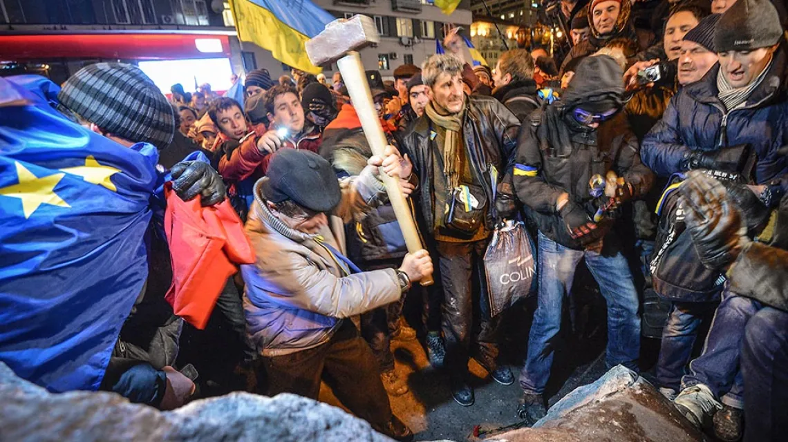 Burząc pomniki Lenina – na zdjęciu w Kijowie – pomajdanowa Ukraina podejmuje z Rosją także spór o pamięć. / Fot. Alexey Kudenko / RIA NOVOSTI / EAST NEWS