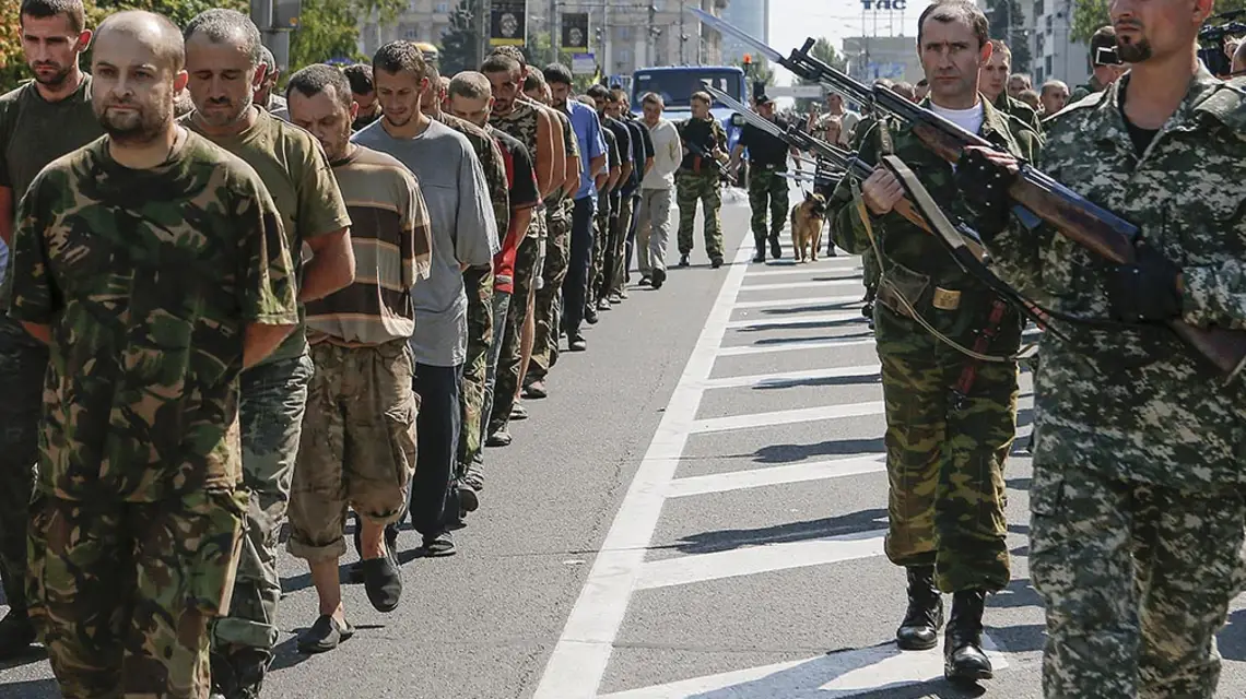 Odwołaniem do tamtej wojny Rosja uzasadnia wojnę, którą dziś toczy. Na zdjęciu: ukraińscy jeńcy na rosyjskiej „paradzie zwycięstwa” w Doniecku, 2014 r. / Fot. Maxim Shemetov / REUTERS / FORUM