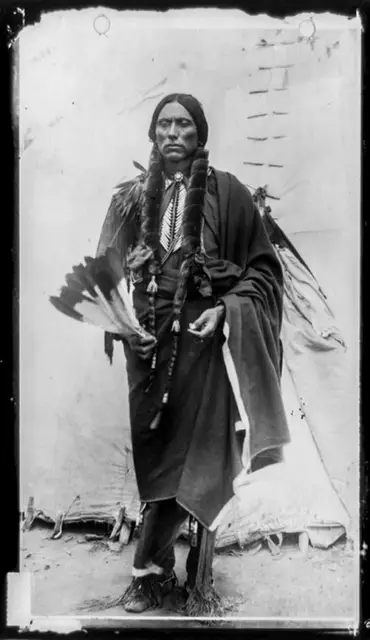Quanah Parker, wódz Komanczów, pozuje z pióropuszem przed swoim tipi. Przełom lat 80. i 90. XIX w. / Fot. Library of Congress