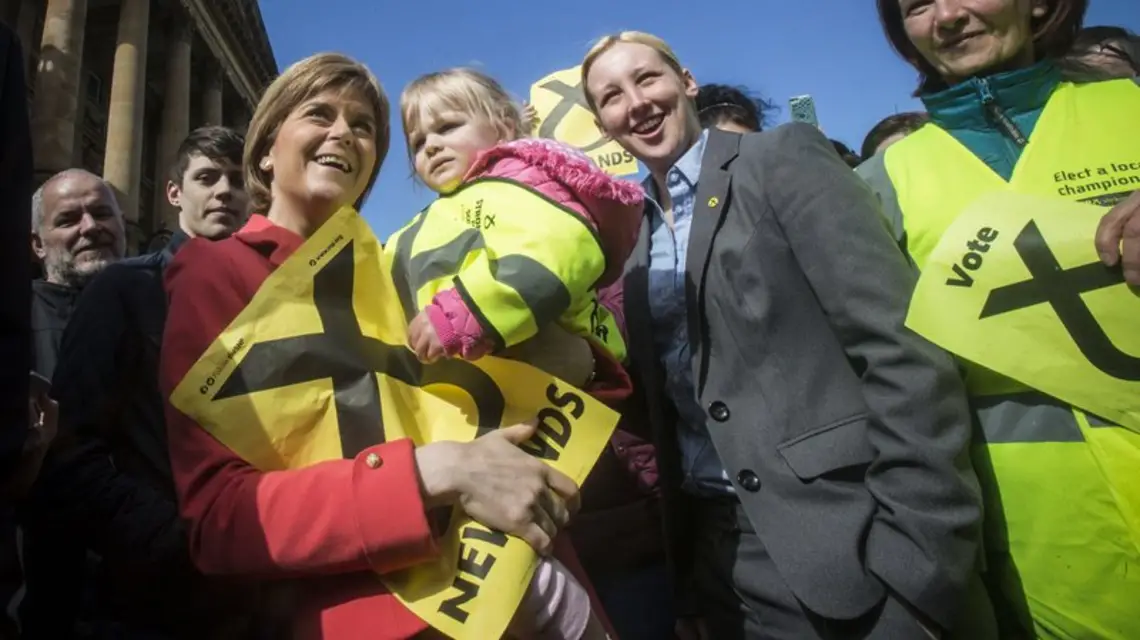Nicola Sturgeon (z dzieckiem) i Mhairi Black (druga od prawej) w Paisley. Szkocja, kwiecień 2015 r. / Fot. Danny Lawson / PA / EAST NEWS