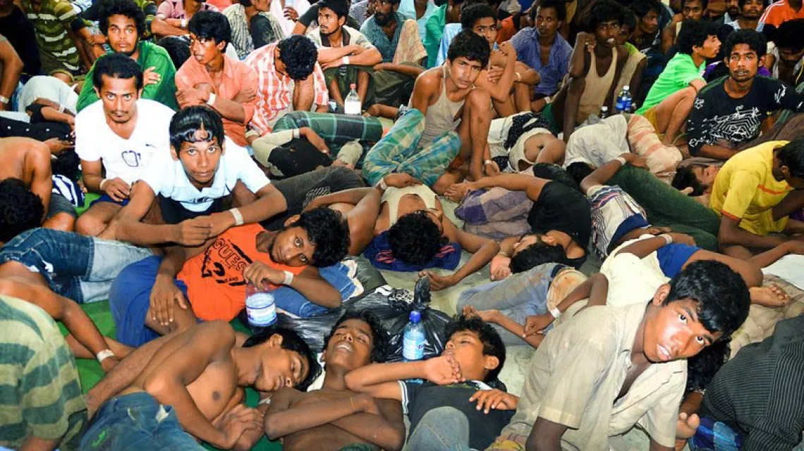 Tym uchodźcom z Birmy i Bangladeszu udało się dotrzeć do Malezji, 11 maja 2015 r. / Fot. Hamzah Osman / AP / EAST NEWS