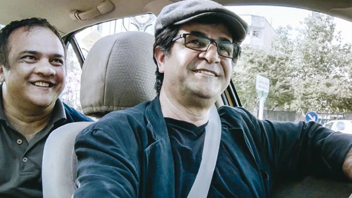 Kadr z filmu „Taxi-Teheran”. Za kierownicą reżyser Jafar Panahi / Fot. MATERIAŁY PRASOWE