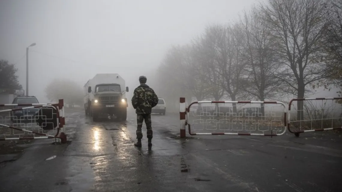 Strzeżone przez wojsko rosyjskie przejście graniczne na drodze między Tyraspolem (stolicą Naddniestrza) i Kiszyniowem, stolicą Mołdawii. / Fot. CORBIS