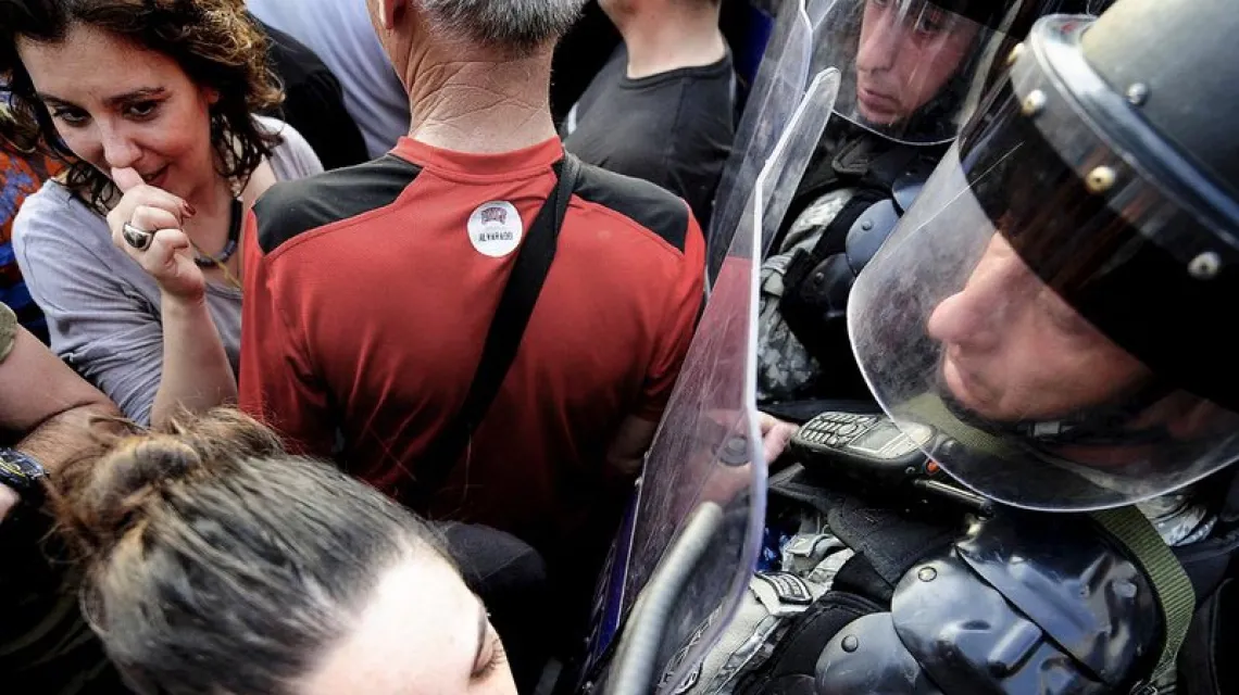 Poprawianie makijażu w czasie antyrządowych demonstracji w Skopje, 5 maja 2015 r. / Fot. Ognen Teofilovski / REUTERS