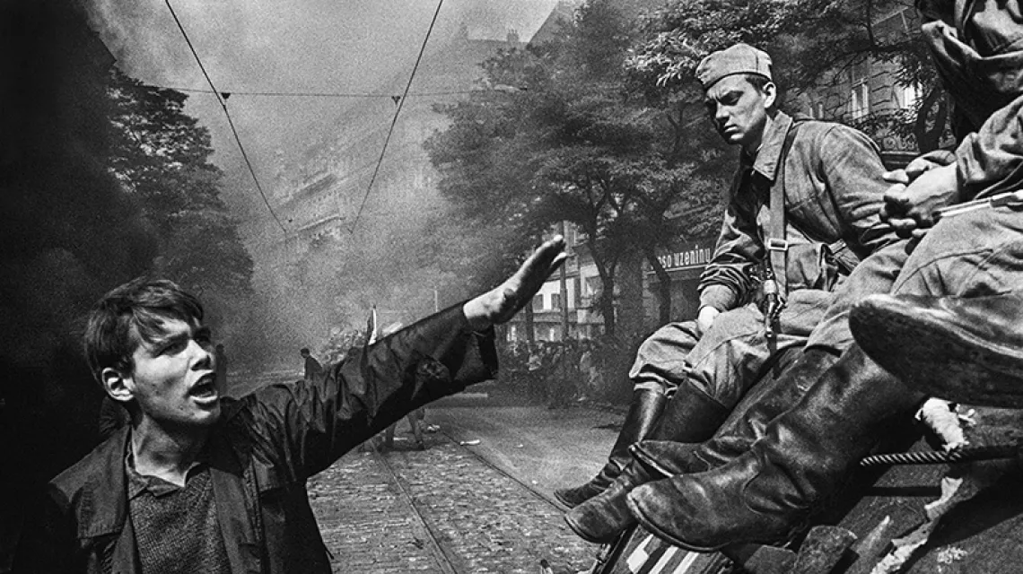 Josef Koudelka – z reportażu „Praga ’68”. Ulica przed główną siedzibą czeskiego radia / Fot. Josef Koudelka / MAGNUM PHOTOS / MATERIAŁY PRASOWE / PHOTOMONTH 2015