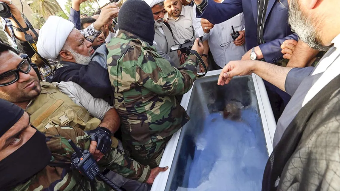 Szyici obnoszą ulicami Bagdadu przeszkloną trumnę z ciałem swego wroga Al-Duriego, 20 kwietnia 2015 r. / Fot. Hadi Mizban / AP / EAST NEWS