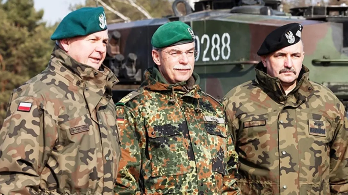 Gen. Jörg Vollmer (dowódca operacyjny niemieckich wojsk lądowych; w środku), gen. Jerzy Michałowski (zastępca dowódcy generalnego sił zbrojnych WP; z lewej) i gen. Jarosław Mika (dowódca 11. Dywizji Kawalerii Pancernej). Żagań, luty 2015 r. / Fot. Bundeswehr / HEER / DANA KAZDA