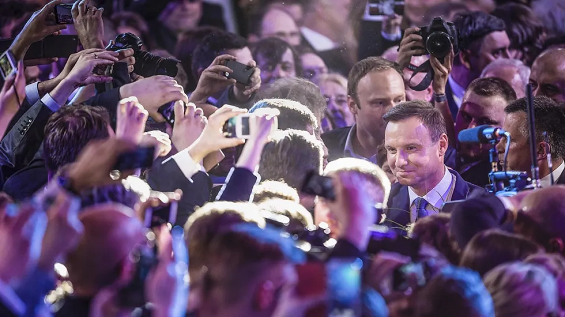 Andrzej Duda po ogłoszeniu sondażowych wyników wyborów prezydenckich (dawały kandydatowi PiS 53 proc. poparcia). / Fot. Wojtek Radwański / AFP / EAST NEWS