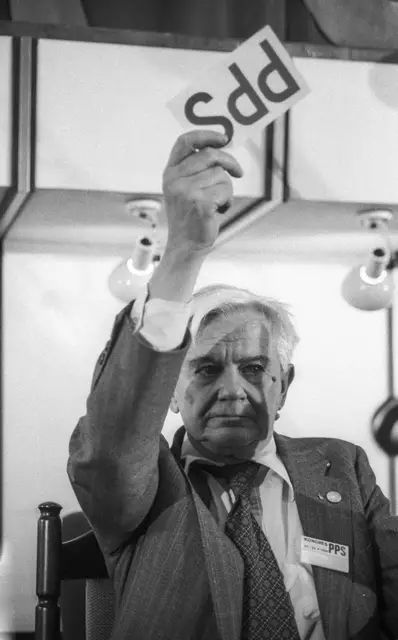 Jan Józef Lipski głosuje w wyborach do władz PPS, Warszawa, 29 października 1990 r. / Fot. Adam Urbanek / PAP