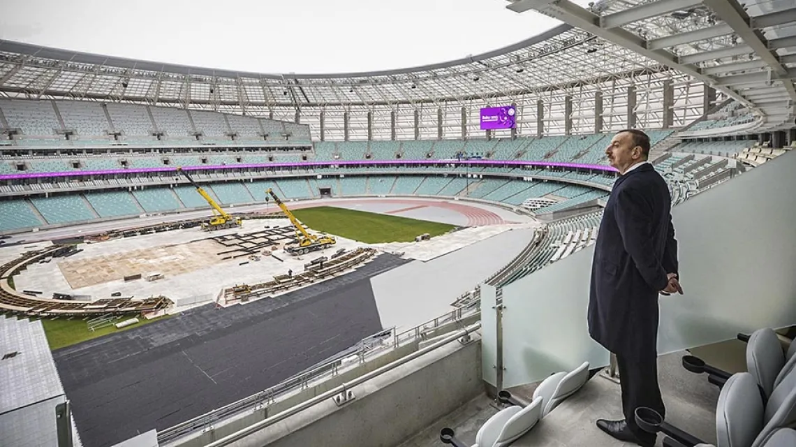Prezydent Ilham Alijew podczas inspekcji nowego stadionu w Baku, marzec 2015 r. / Fot. Azerbaijaini Presidency / AFP / EAST NEWS