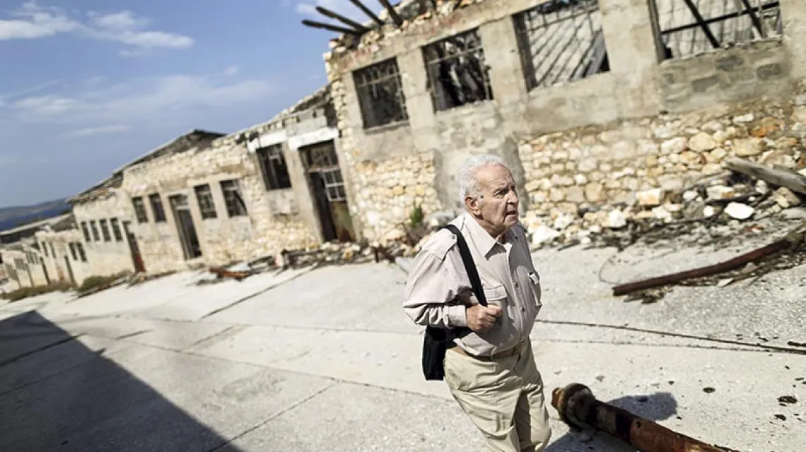 Zlatko Hill, były więzień Nagiej Wyspy (Goli Otok), wśród ruin tego dawnego ciężkiego więzienia, 2014 r. / Fot. Antonio Bronic