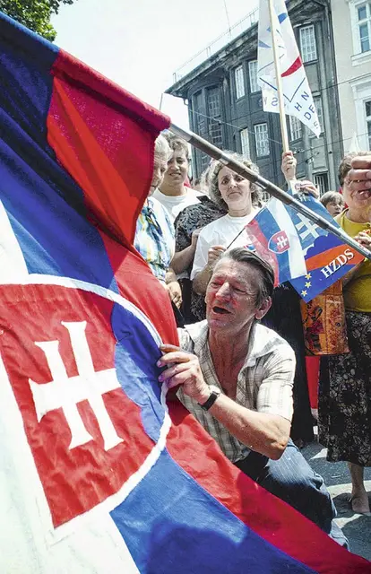 Mieszkańcy Bratysławy świętują przyjęcie przez słowacki parlament deklaracji niepodległości, lipiec 1992 r. / Fot. Jana Nosekova / CTK / PAP