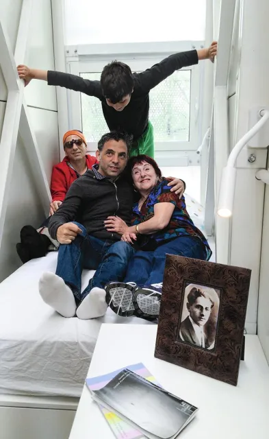 Etgar Keret z mamą Orną Keret, Sarmenem Beglarianem i synem Lvem. „Ermitaż – Dom Kereta”, Warszawa, maj 2015 r. / Fot. Sarmen Beglarian
