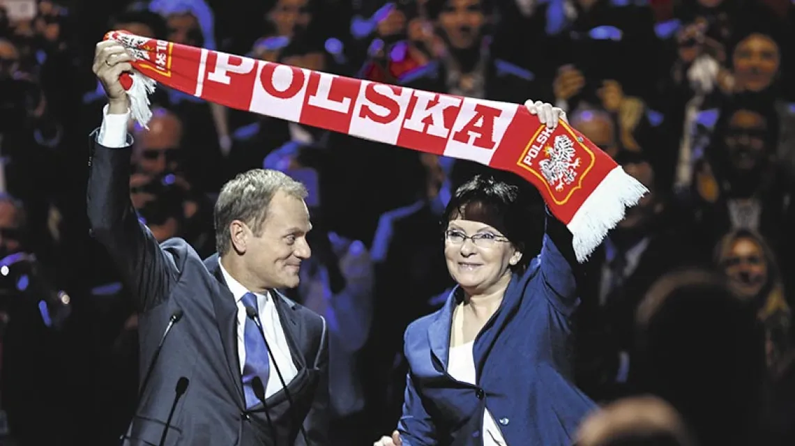 Donald Tusk przekazuje Ewie Kopacz „talizman" – wyborczy szalik Platformy. Warszawa, 8 listopada 2014 r. / Fot. Stanisław Kowalczuk / EAST NEWS